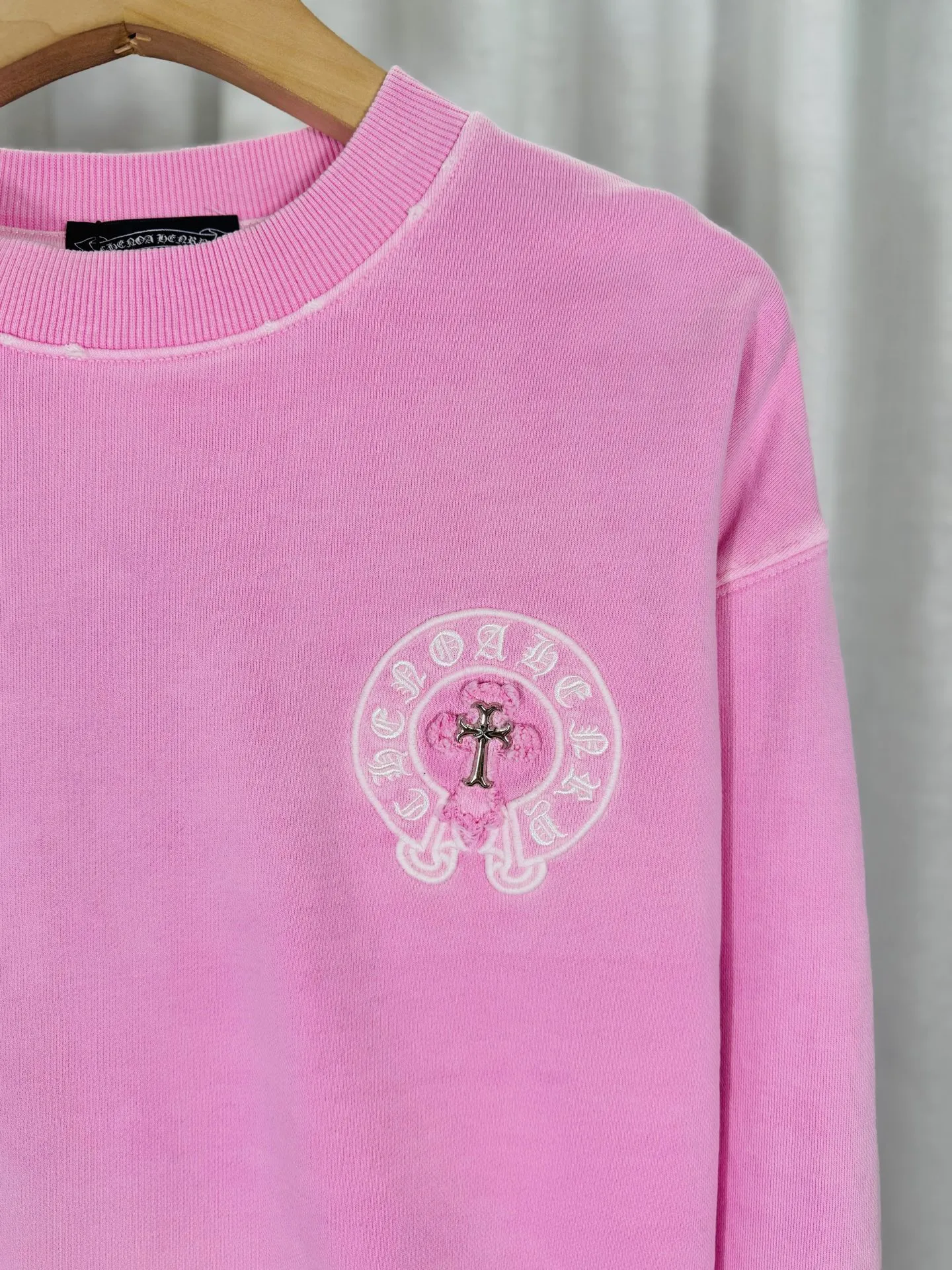 P280 top version, real shot without P, ​​different from market currency) 𝗖𝗵𝗿𝗼𝗺𝗲 𝗛𝗲𝗮𝗿𝘁𝘀/Cro Heart 2025 washed patch embroidery autumn and winter new original single counter American laser burnt 3D three-dimensional color embroidery couple casual sweatshirt 👑The highest version! Customized fabric 430g tripe terry fabric! American acid-washed and distressed original fabric laser burnt ✟appliqué embroidery and exquisite embroidery of letters! The best-selling model in the counter, very comfortable to wear. Accessories: original molded and authenticated collar label➕100% silk wash label. Genuine purchase-grade original hangtag➕matching hanging rope➕3D hanging beads➕original packaging bag. Craftsmanship: The original version has consistent wiring! The highest version of the armhole matching technique! Color: Pink Black Size: S M L XL Style No.: 9332